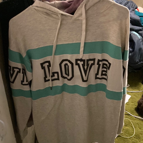 A “love” sweet shirt - Picture 1 of 1